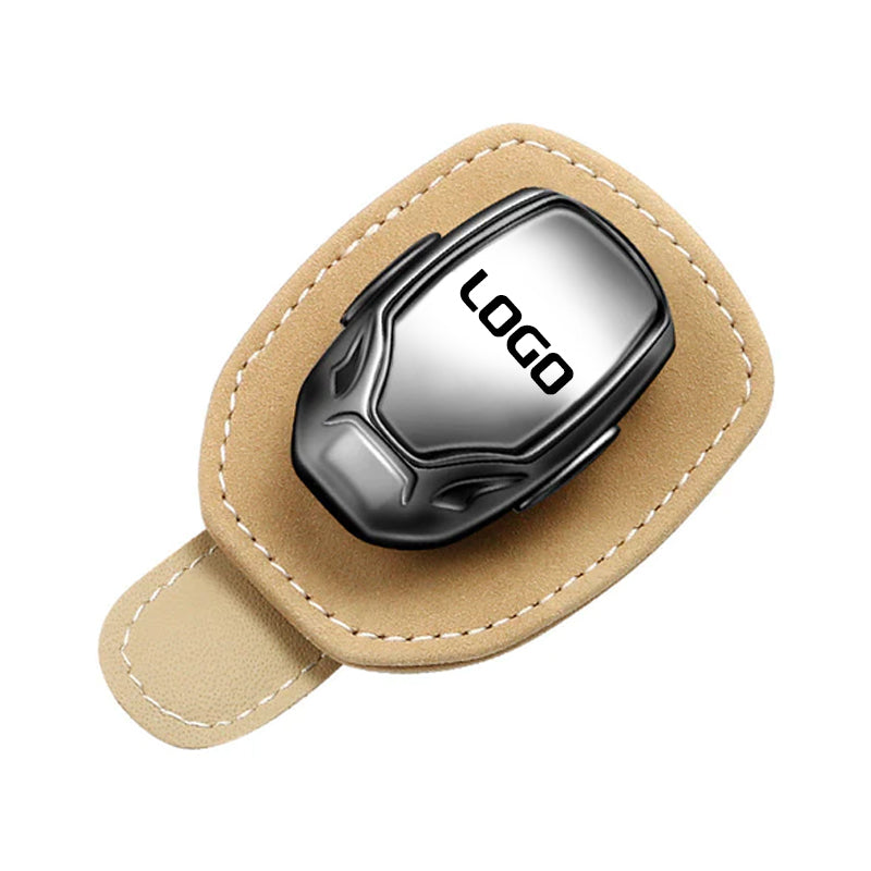 Mokkanahkainen monikäyttöinen silmälasiklipsi auton logolla varustettuna